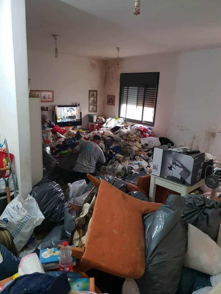 פינוי דירה מוזנחת בחריש: כשהבניין החדש הופך לסיוט תברואתי וסכנה לילדי השכונה